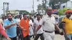 TMC नेता को लोगों ने सड़क पर घुमाया! भगवा गमछा पहनाकर पुलिस के हवाले किया, VIDEO वायरल