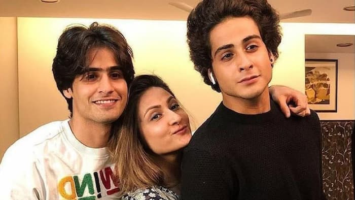 Urvashi Dholakia recalls raising twin sons as a single mother at 17: 'My parents were...'