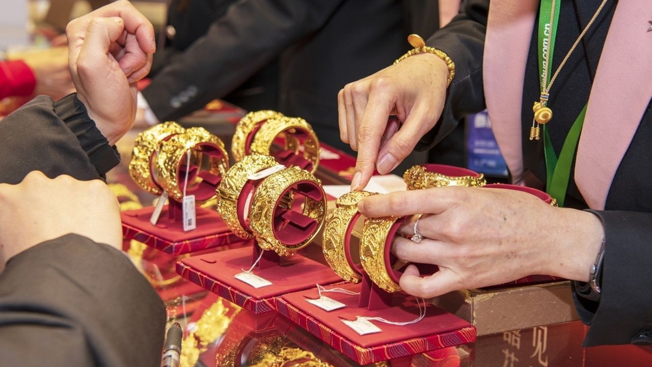 Gold, silver rates dip in India on August 15 as US-Iran tensions weigh; petrol, diesel steady across major cities