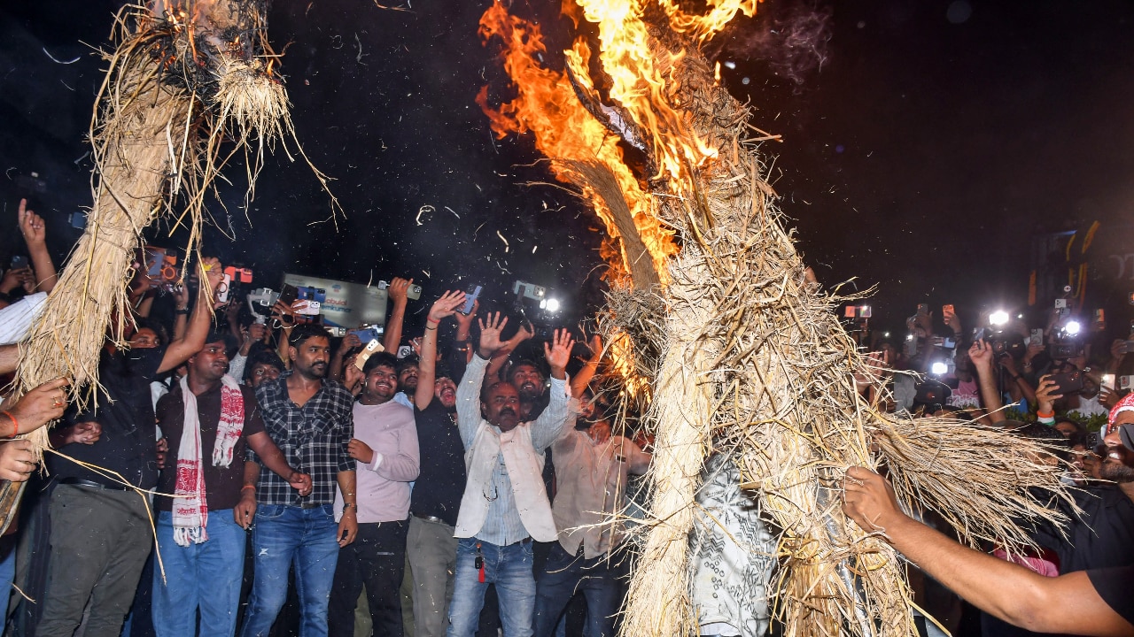 Protesting students in Ranchi burn effigies of Hemant Soren, Rahul Gandhi, and Tejashwi Yadav; plan gherao of CM's residence on August 20 as government invites talks for August 17