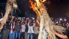 Ranchi: Protesting students burn effigies of Hemant Soren, Rahul Gandhi, and Tejashwi Yadav; govt sends fresh invitation for talks