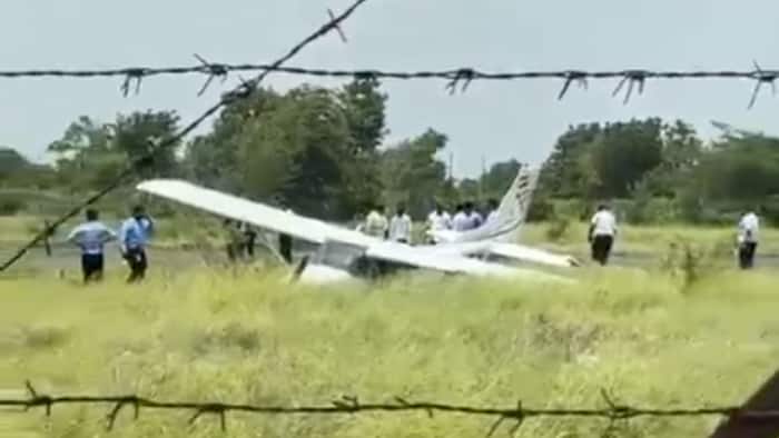 Breaking: Pilot dead, co-pilot seriously injured after training aircraft crashes near ganga in Kanpur