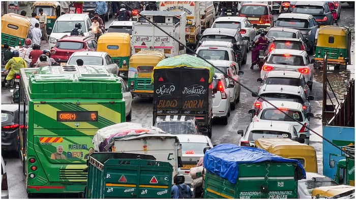 traffic jam delhi rain