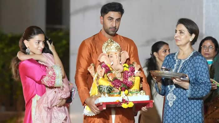 Ranbir Kapoor carries Ganesh idol as Alia Bhatt, Neetu Kapoor join Ganpati visarjan with Raha - Watch video