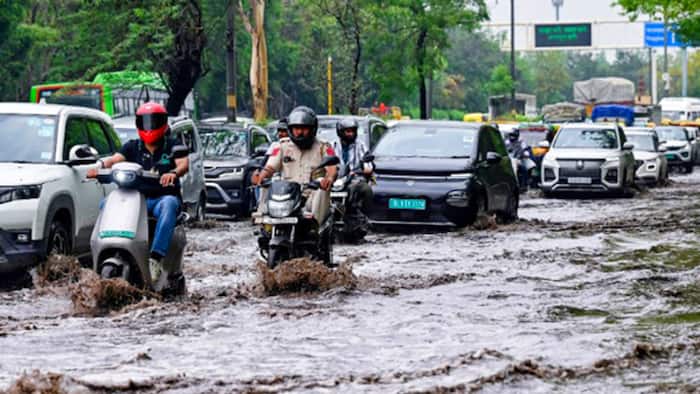 delhi rain traffic wsterlogging