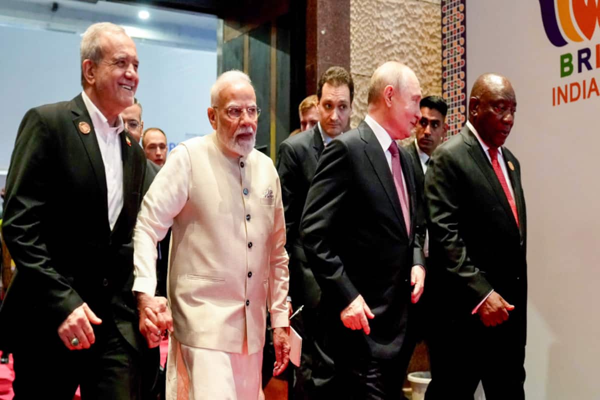 BRICS में दिखा मोदी का खास अंदाज, ईरानी राष्ट्रपति का हाथ थामे दिखे PM...  साथ खड़े थे पुतिन