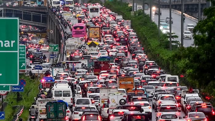 Barapullah flyover faces severe traffic congestion after grand opening: Sharp turn at Sundial creates bottleneck, lane crunch exposed in survey