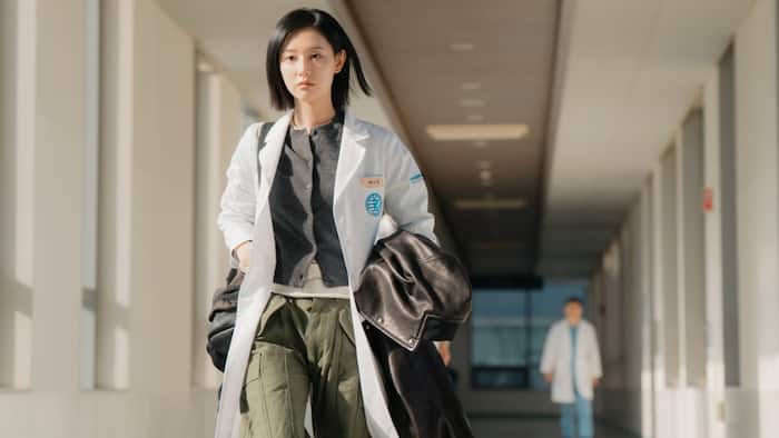 Doctor X Mafia in White Episode 1 review: Kim Ji-won shines as a fearless surgeon in a hospital full of corruption