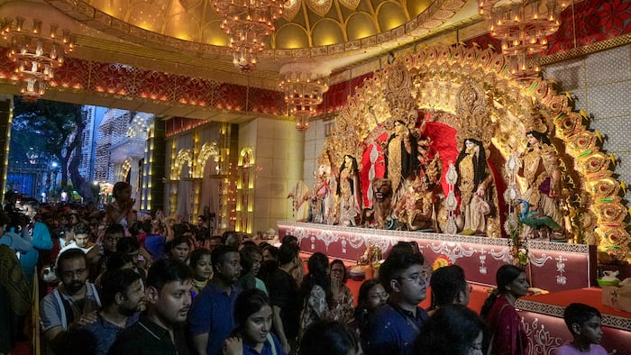 Bengal pandals witness massive crowds as visitors remain on high alert after Chorbagan stampede, security beefed up