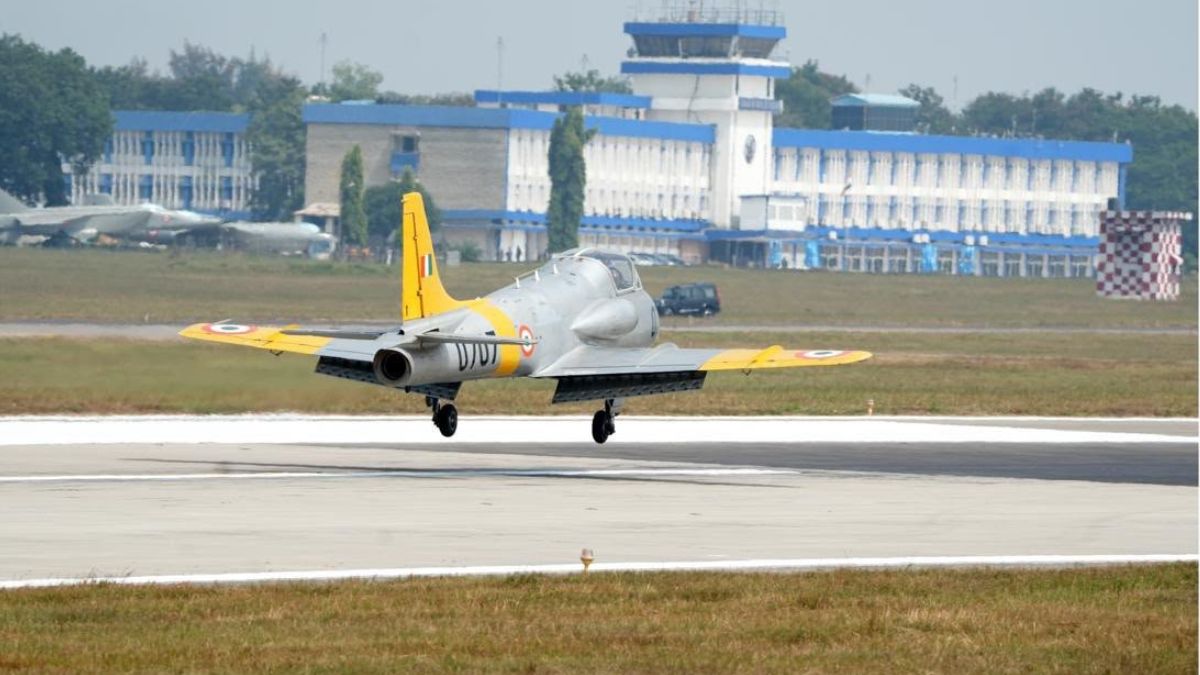 IAF-Chef fliegt Kiran-Kampfflugzeug auf „letztem Einsatz in Uniform“ an ...