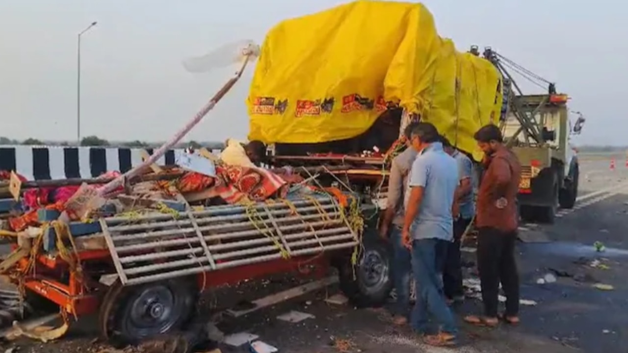 4 dead, 31 injured in head-on collision between sleeper bus and lorry on ...
